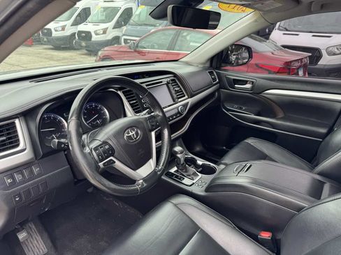 Used 2017 Toyota Highlander XLE w/ Carpet Mat Package AWD/4WD image 13