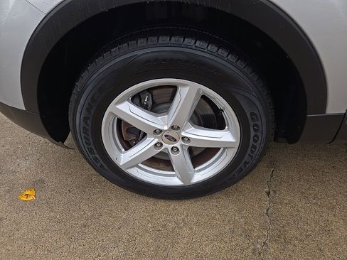 Used 2017 Ford Explorer XLT image 29