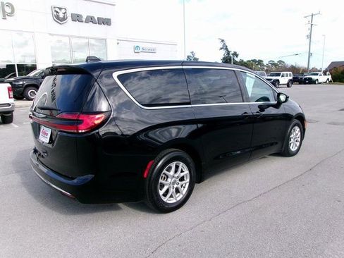 Used 2024 Chrysler Pacifica Touring-L image 4