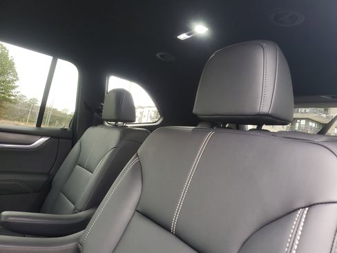 Used 2024 GMC Acadia Elevation image 10