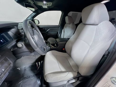 Certified 2024 Toyota Tacoma SR5 AWD/4WD image 18