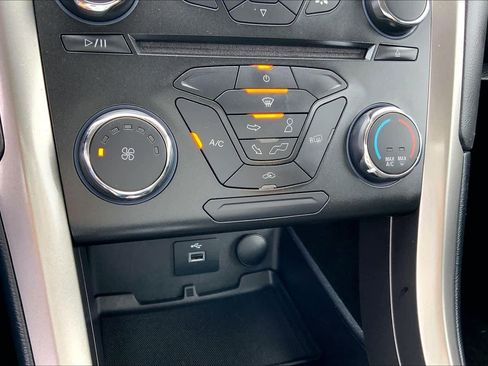 Used 2018 Ford Fusion SE image 32