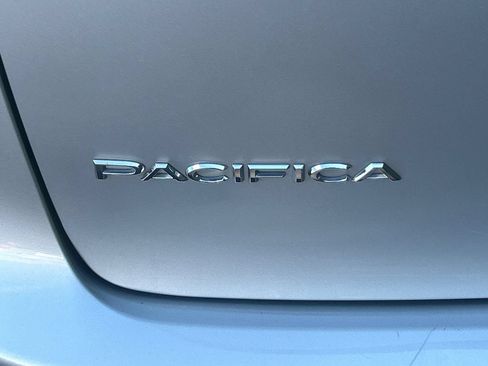 Used 2024 Chrysler Pacifica Touring-L FWD image 27