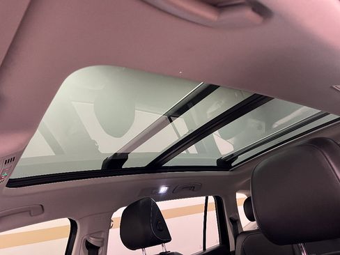 Used 2022 Volkswagen Tiguan SE w/ Panoramic Sunroof Package AWD/4WD image 15