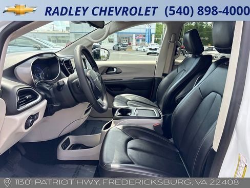 Used 2024 Chrysler Pacifica Touring-L image 6