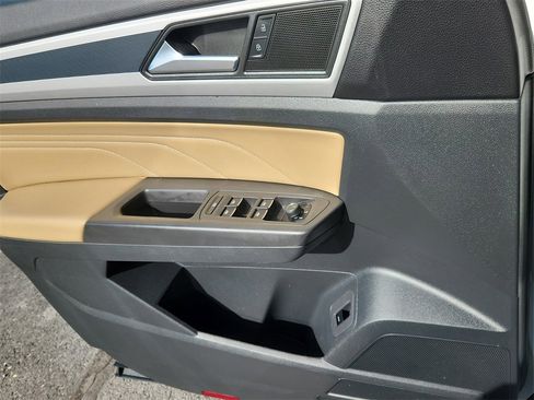 Used 2023 Volkswagen Atlas Cross Sport SE w/ Black Wheel Package image 9