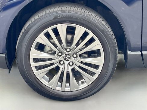 Used 2024 Toyota Venza XLE image 31