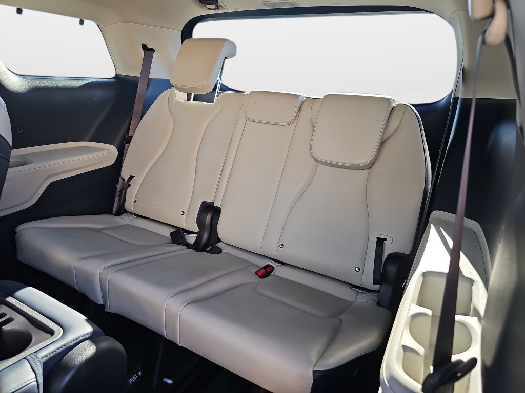Used 2026 Kia Carnival EX FWD image 21