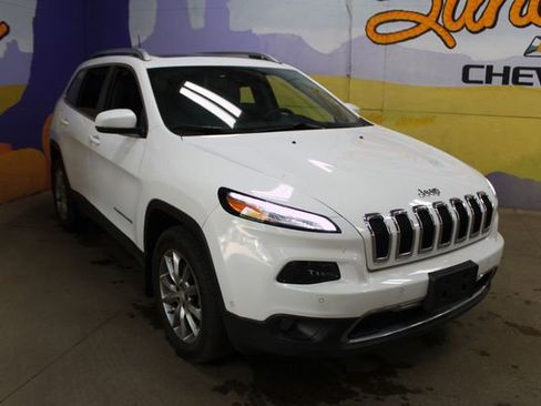 Used 2018 Jeep Cherokee Limited w/ Luxury Group AWD/4WD image 4