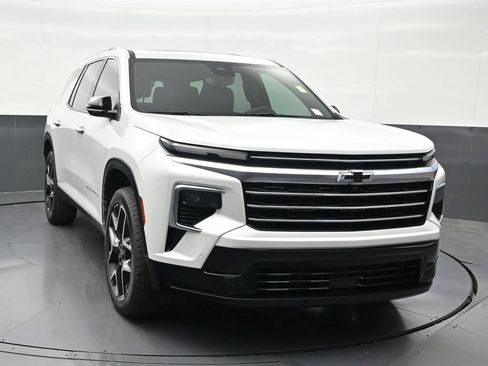 Used 2025 Chevrolet Traverse High Country FWD image 8