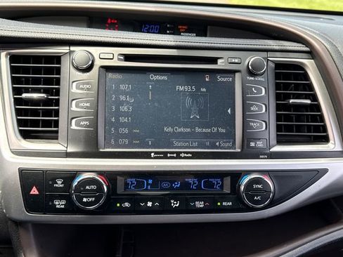 Used 2017 Toyota Highlander XLE AWD/4WD image 29