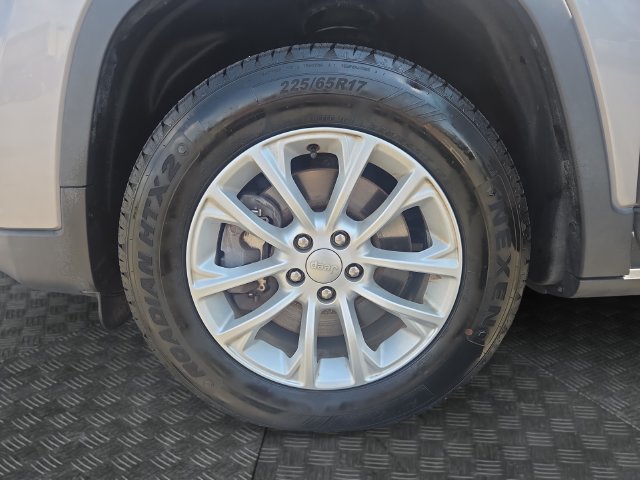 Used 2019 Jeep Cherokee Latitude w/ Cold Weather Group AWD/4WD image 33
