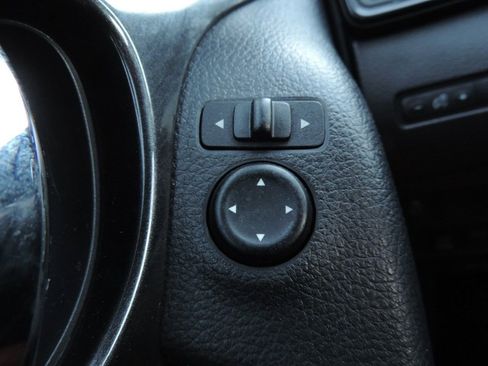 Used 2018 Nissan Rogue SV image 27