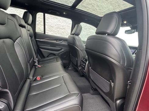 Used 2024 Jeep Grand Cherokee Limited image 11