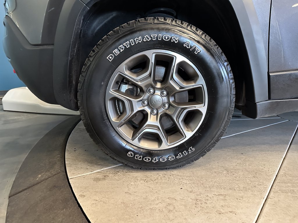 Used 2022 Jeep Cherokee Trailhawk AWD/4WD image 26
