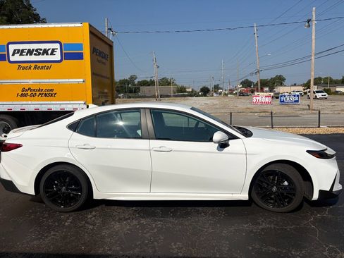 Used 2026 Toyota Camry SE FWD image 17