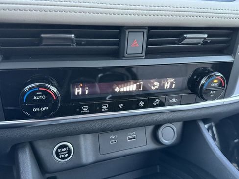 Used 2023 Nissan Rogue SV image 10