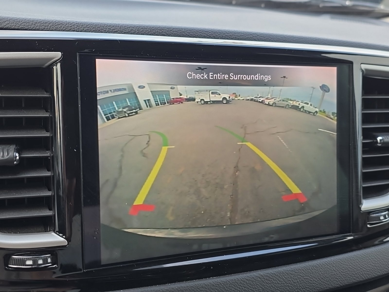 Used 2024 Chrysler Pacifica Touring-L FWD image 3