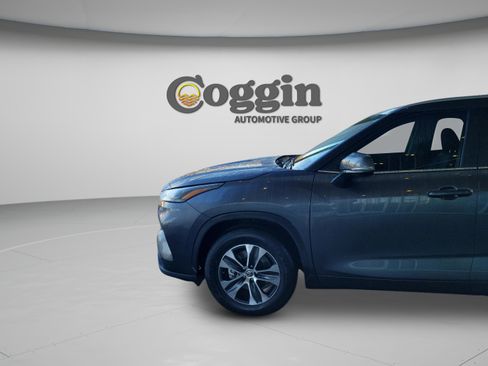 Certified 2023 Toyota Highlander XLE image 7