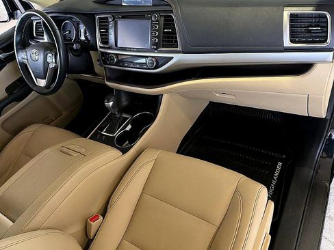 Used 2019 Toyota Highlander XLE image 24