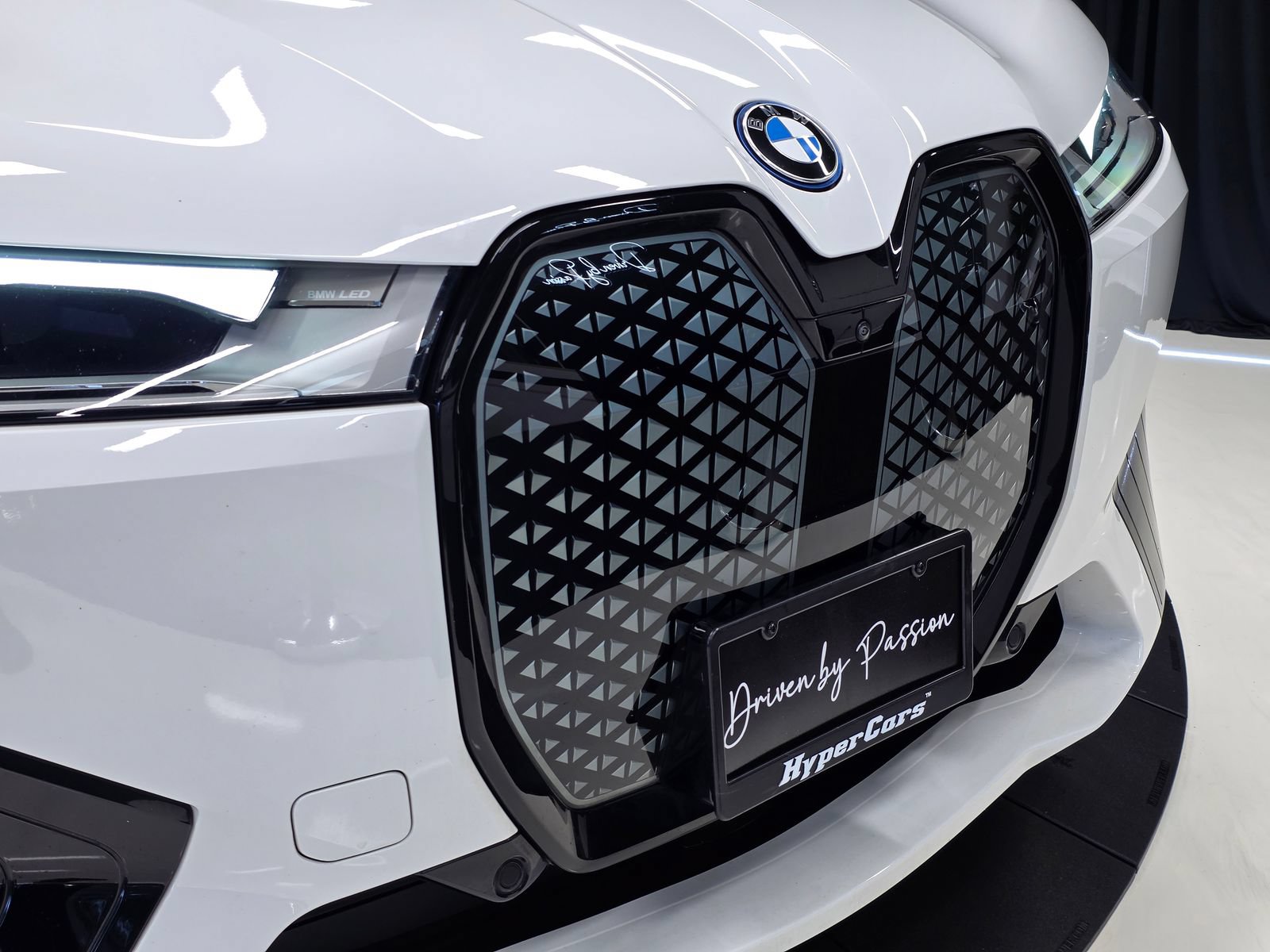 Used 2024 BMW iX xDrive50 w/ Sport Package AWD/4WD image 4