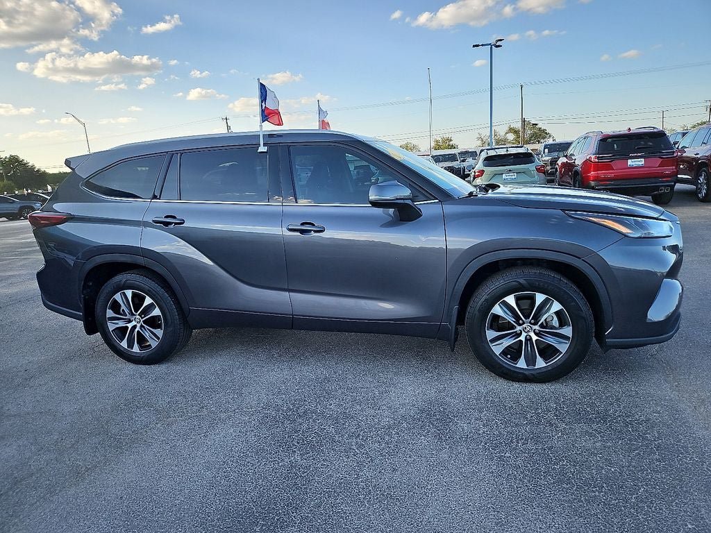 Used 2022 Toyota Highlander XLE FWD image 9