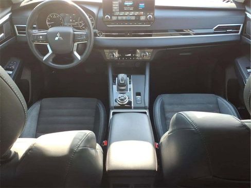 Used 2023 Mitsubishi Outlander SE image 10
