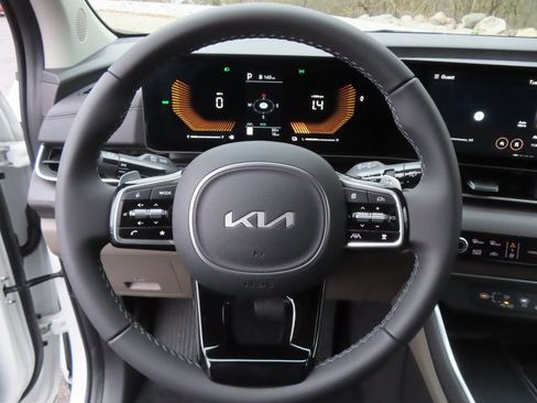 Certified 2026 Kia Carnival EX FWD image 5
