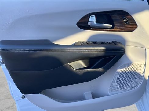 Used 2023 Chrysler Pacifica Limited image 22