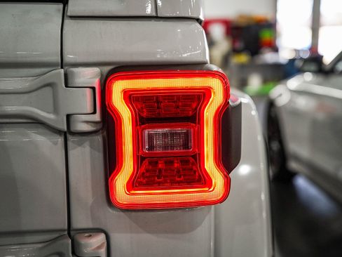 Used 2022 Jeep Wrangler Unlimited Sahara image 11