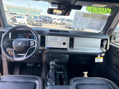 Used 2025 Ford Bronco Outer Banks AWD/4WD image 13