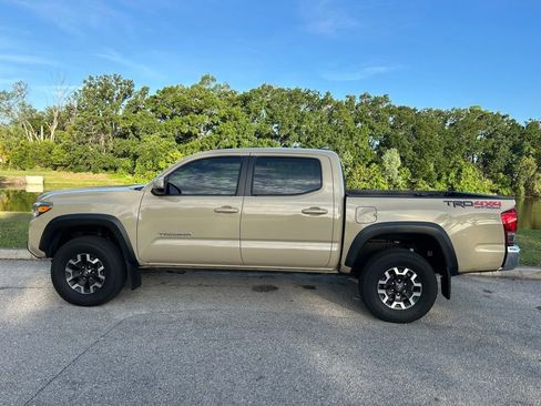 Used 2017 Toyota Tacoma TRD Sport AWD/4WD image 3
