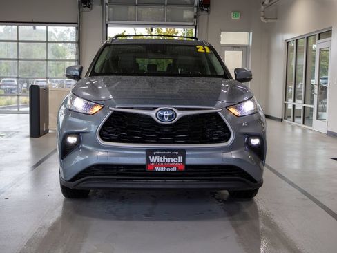 Used 2021 Toyota Highlander XLE AWD/4WD image 4