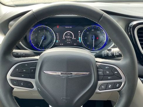 Used 2024 Chrysler Pacifica Touring-L FWD image 8