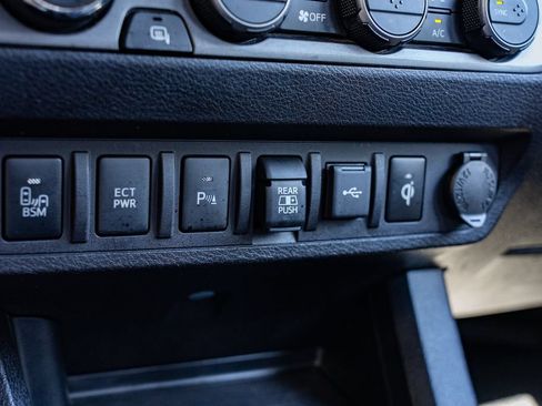 Used 2021 Toyota Tacoma TRD Off-Road w/ Technology Package AWD/4WD image 21