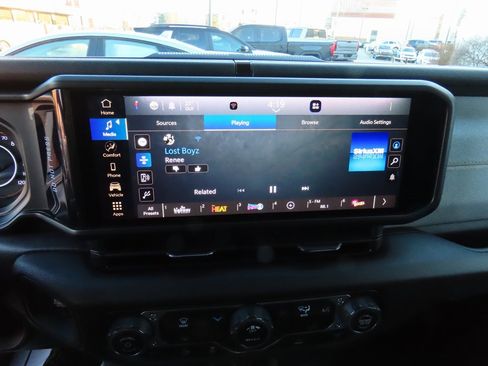 Used 2025 Jeep Gladiator Sport image 24