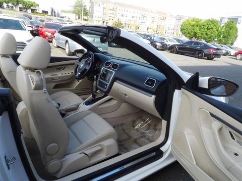 Used 2011 Volkswagen Eos Komfort image 11
