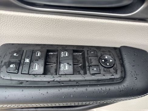 Used 2022 Chrysler Pacifica Touring-L image 14