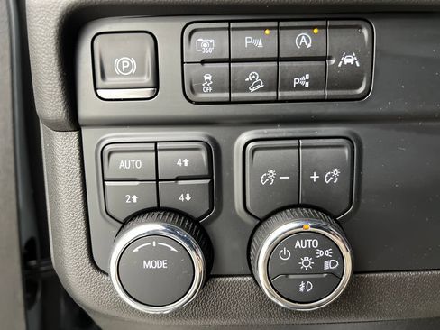 Used 2025 Chevrolet Suburban Z71 AWD/4WD image 55