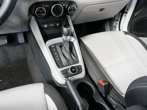 Used 2023 Hyundai Venue SEL image 17