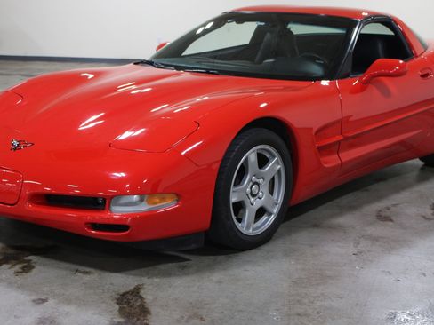 Used 1998 Chevrolet Corvette Coupe w/ Roof Pkg RWD image 22