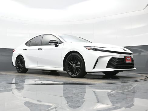 Used 2025 Toyota Camry LE w/ Convenience Package image 26