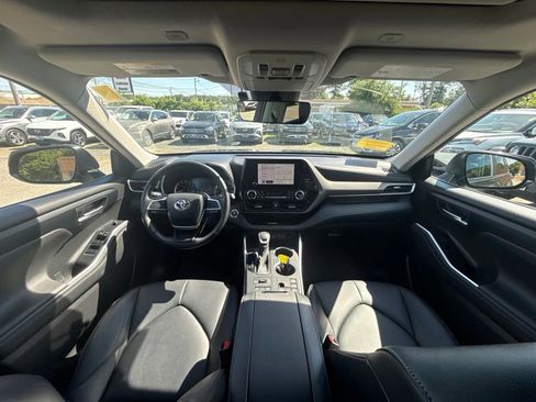 Used 2023 Toyota Highlander XLE AWD/4WD image 22