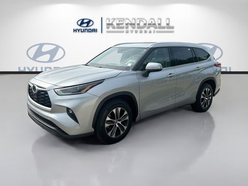 Used 2021 Toyota Highlander XLE FWD image 3