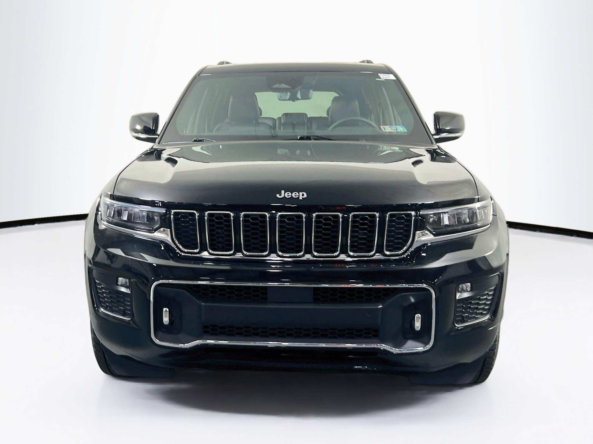 Used 2023 Jeep Grand Cherokee Overland w/ Luxury Tech Group IV AWD/4WD image 2