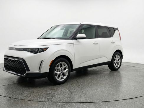 Used 2025 Kia Soul LX w/ LX Technology Package FWD image 3