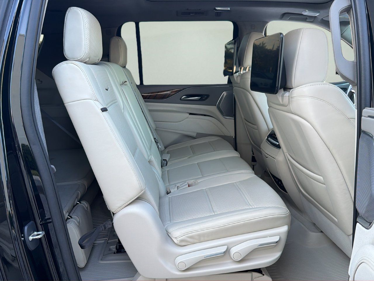 Used 2023 Cadillac Escalade ESV Premium Luxury Platinum AWD/4WD image 21