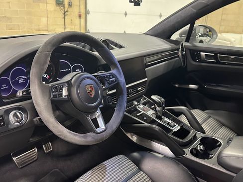Used 2021 Porsche Cayenne Turbo S image 15