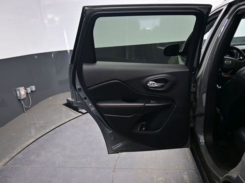 Used 2019 Jeep Cherokee Trailhawk image 28