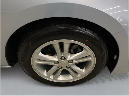 Used 2017 Chevrolet Cruze LT w/ Convenience Package FWD image 16